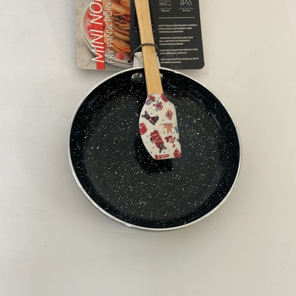 Mini Non-stick frying pan with spatula NWT - Picture 2 of 4
